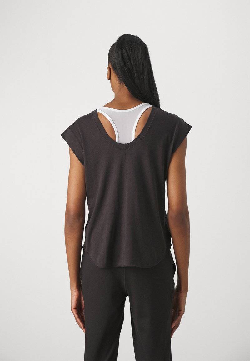 Puma Puma STUDIO FOUNDATIONS TEE - Sports T-shirt - black Riesige Rabatte