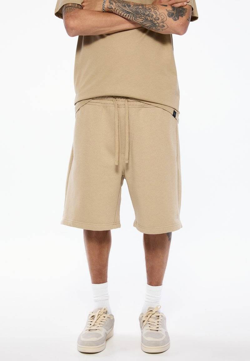 PULL&BEAR PULL&BEAR SET BERMUDA SHORTS AND T-SHIRT - Tracksuit bottoms - sand Cyber Monday