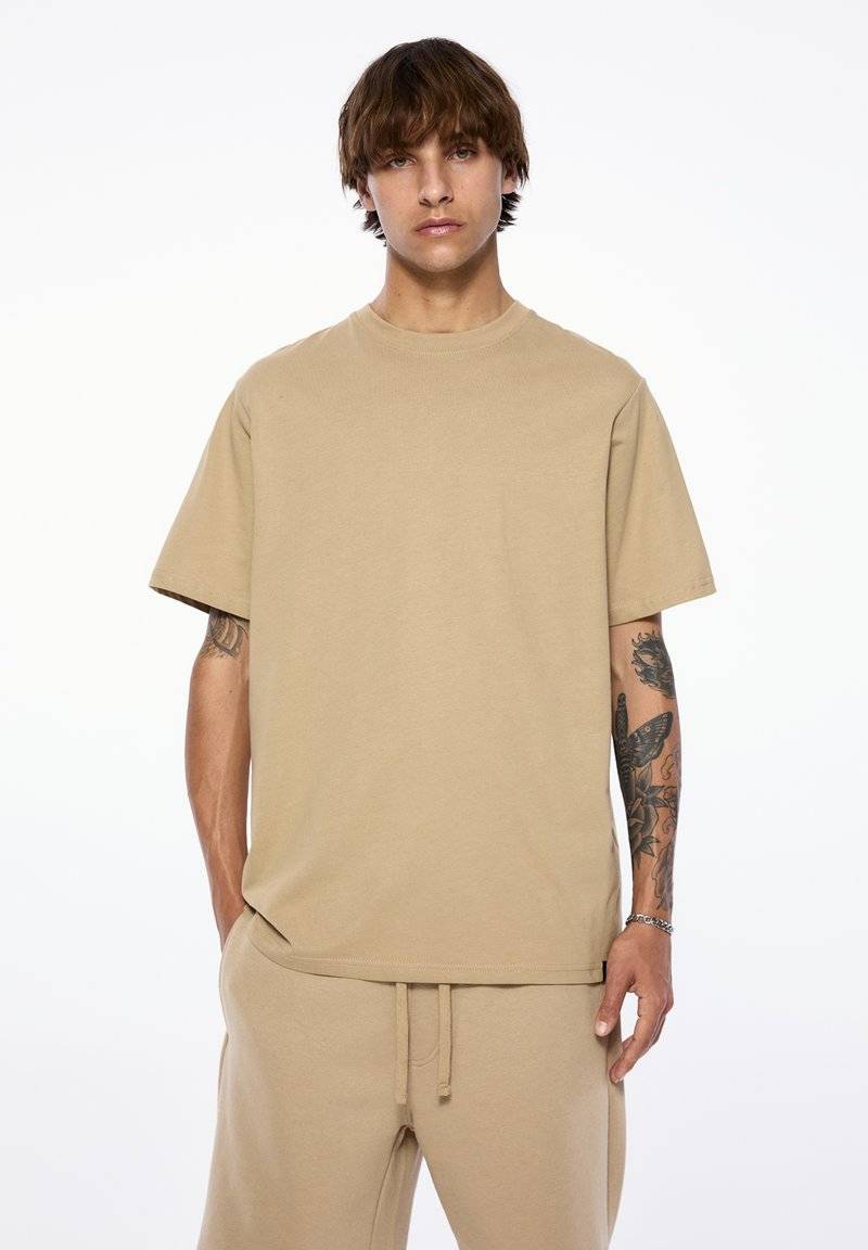 PULL&BEAR PULL&BEAR SET BERMUDA SHORTS AND T-SHIRT - Tracksuit bottoms - sand Cyber Monday