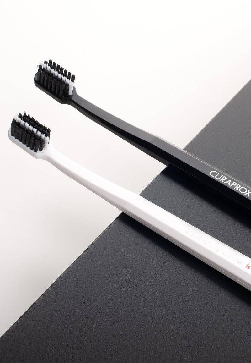 Curaprox Curaprox BLACK IS WHITE BLACK/WHITE DUO - Dental care tool - black Sonderangebote