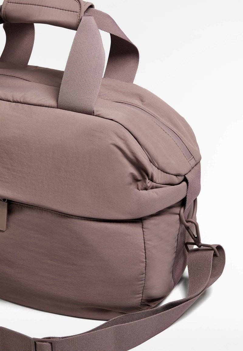 OYSHO OYSHO WITH FLAP POCKET - Sports bag - pink Kostenloser Versand