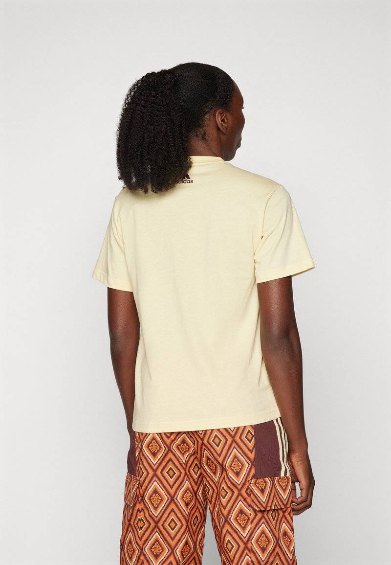 adidas Sportswear adidas Sportswear ADIDAS FARM RIO GRAPHIC - Print T-shirt - easy yellow Fabrik Onlineshop