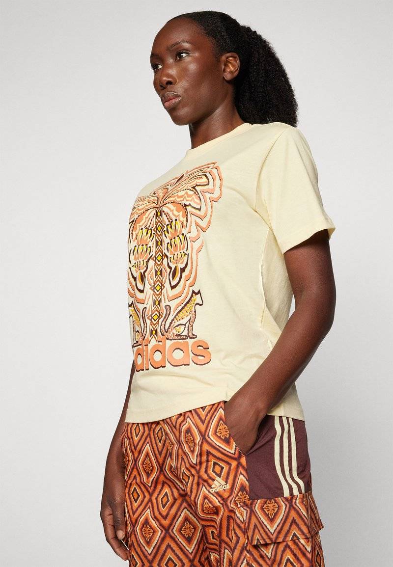 adidas Sportswear adidas Sportswear ADIDAS FARM RIO GRAPHIC - Print T-shirt - easy yellow Fabrik Onlineshop