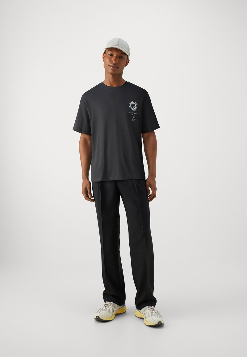 Jack & Jones Jack & Jones JORSOLEIL TEE CREW NECK UNISEX - Print T-shirt - black Bis zu 60% Rabatt