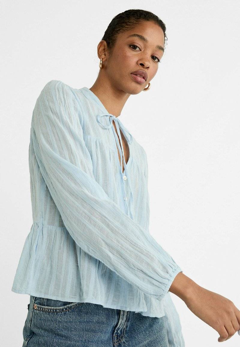 Stradivarius Stradivarius FLOWING BOHO - Blouse - light blue Bis zu 55% Rabatt